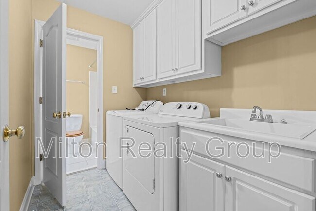 Building Photo - 173 Ariel St