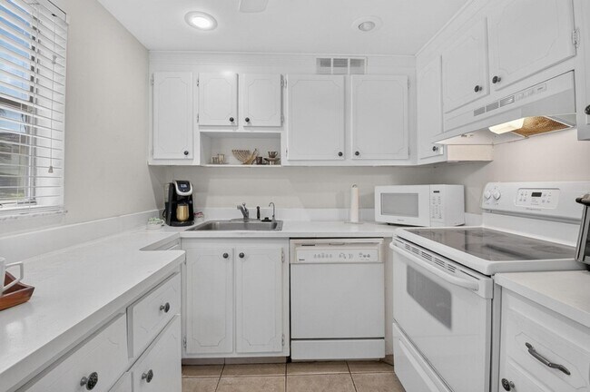Building Photo - 65 Saxony Cir