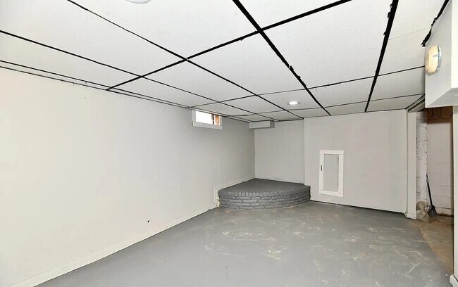 Building Photo - 3910 E 34th St