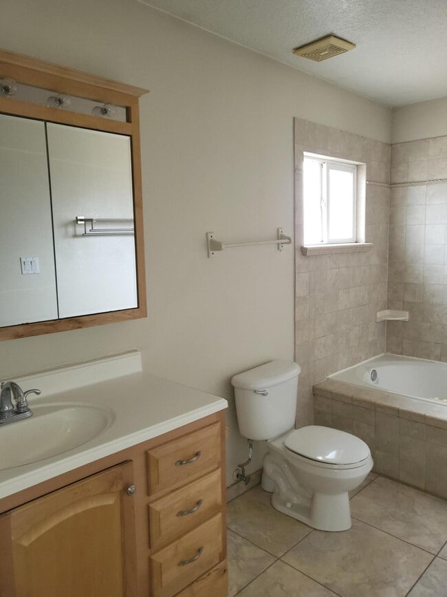 Building Photo - 9367 Vista Clara Loop NW