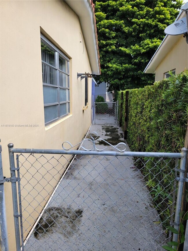 Building Photo - 3375 SW 28th St