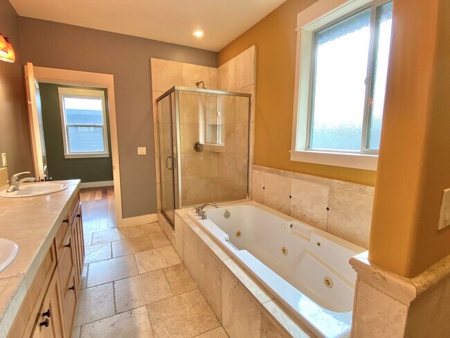 Building Photo - Spacious 3 BR w/ all wood floors and great midtown Bend location