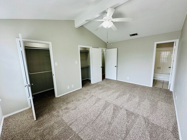 Building Photo - Charming 2BR/2BA Condo in South Congress -...