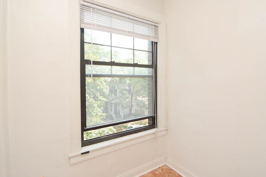 Building Photo - 3011 N Racine Ave