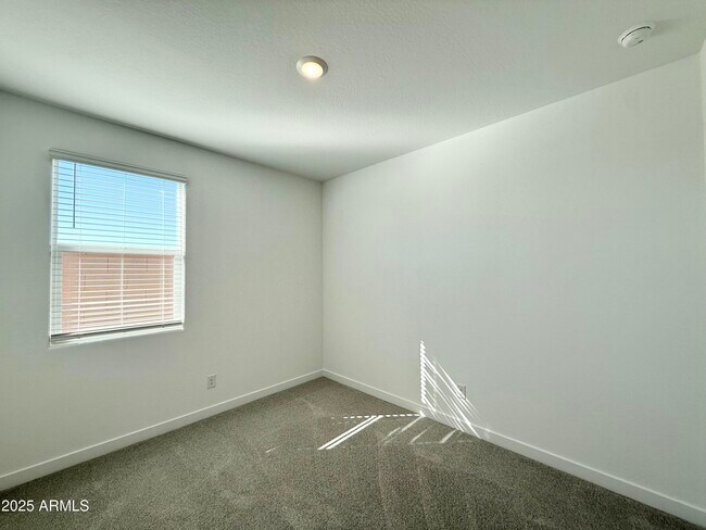 Building Photo - 9543 W Avalon Dr