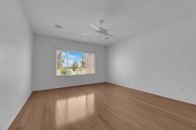 Building Photo - Huge 2 bedroom, 2 bath house with a Den on...