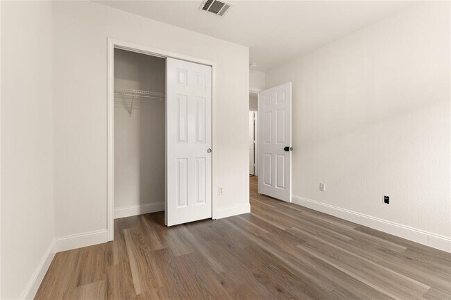 Building Photo - 2652 Bradley Ln