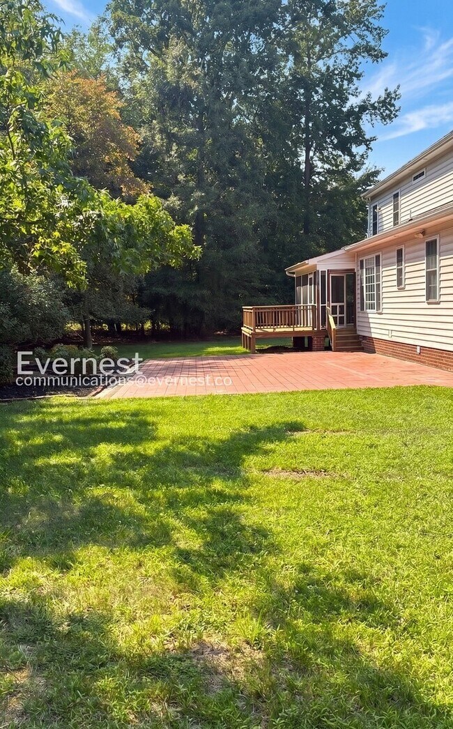 Building Photo - 6 Bed/4 Bath Home with Modern Amenities / Available Now!