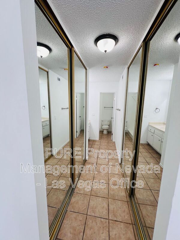 Building Photo - 1405 E Vegas Valley Dr