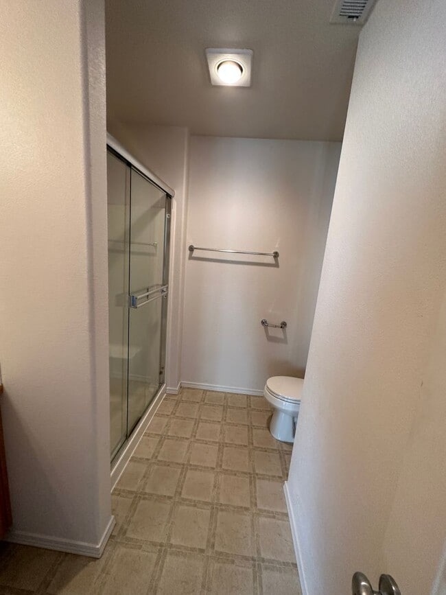 Building Photo - Spacious 2 bed/2.5 bath with bonus room townhome off Road 68