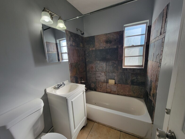 Building Photo - 1405 W 13th St