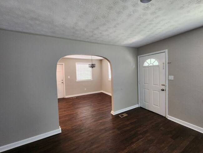 Building Photo - 3 Bedrooms 1.5 Baths Carport - Midtown