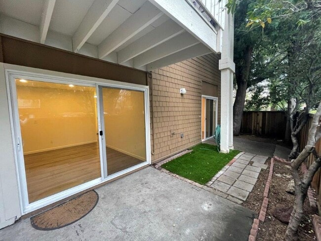 Building Photo - Coming Soon! Fully updated 2 bedroom 1.5 bath condo, walk to Ygnacio Plaza & Heather Farms Park!