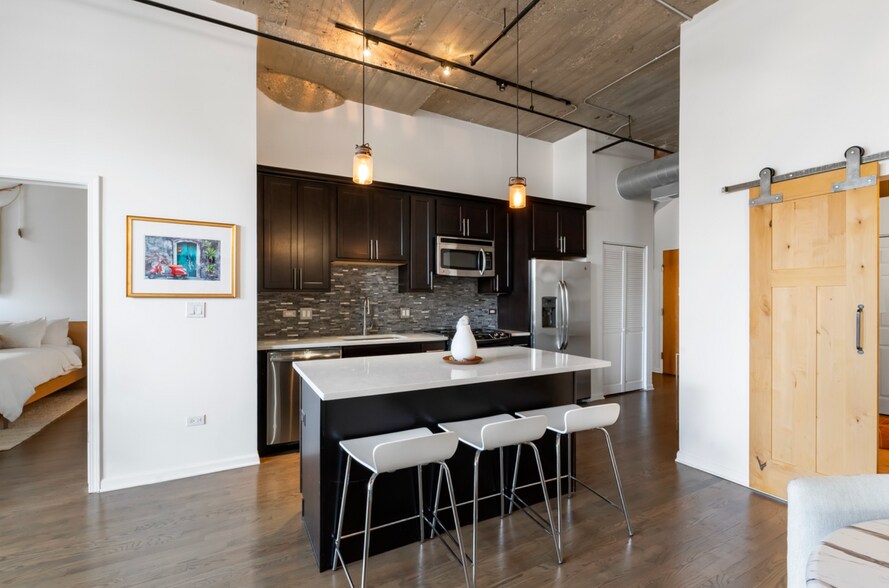 Building Photo - 758 N Larrabee St