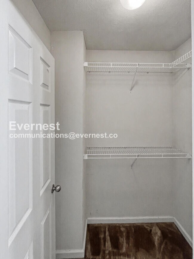 Building Photo - 142 Oak Valley Cir