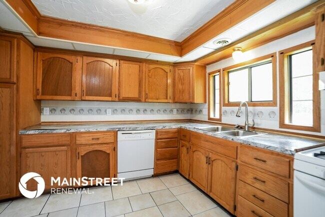 Building Photo - 10815 Bennington Ave