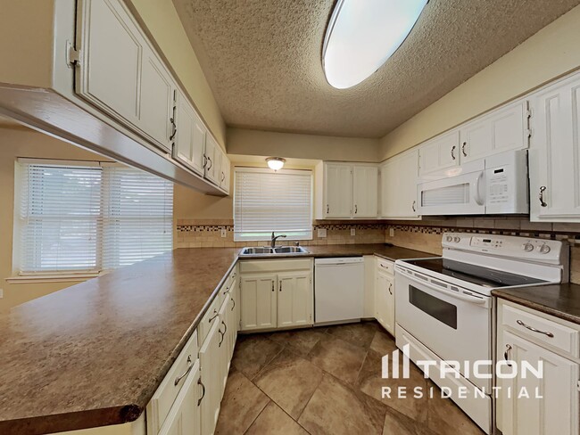 Building Photo - 6625 Fair Oaks Dr