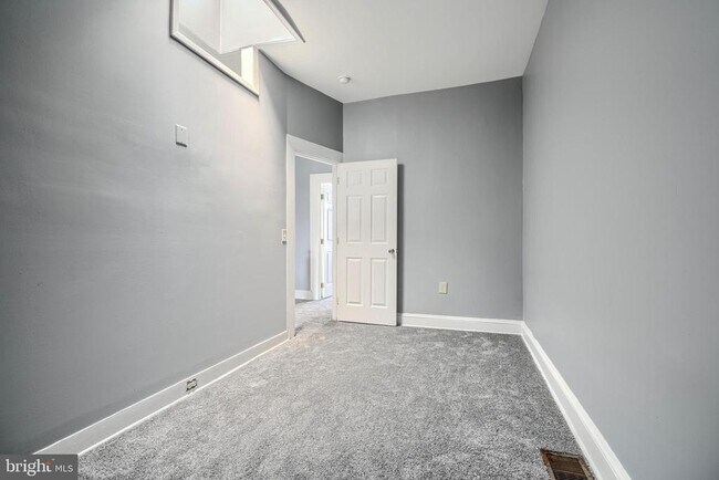 Building Photo - 709 N Linwood Ave