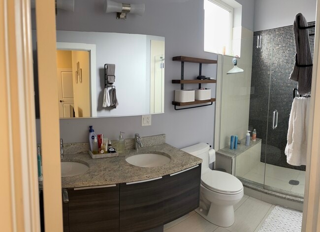 Building Photo - 2117 W Gladys Ave