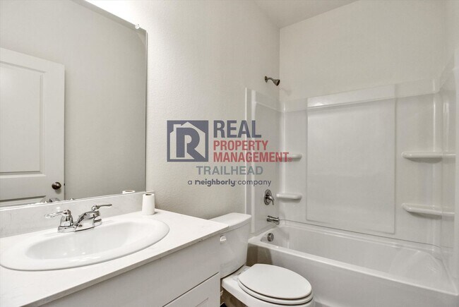 Building Photo - Attractive 4/2 Open Concept Home