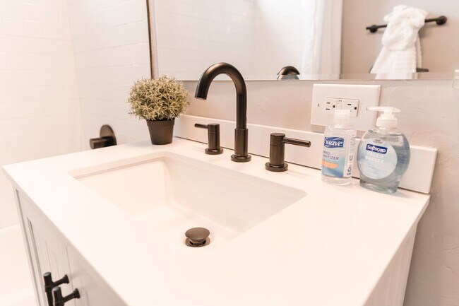 Building Photo - [STR] Fairgrounds Flat Located across Fairgrounds - Fully Furnished 2-Bedroom Home Near Downtown ...