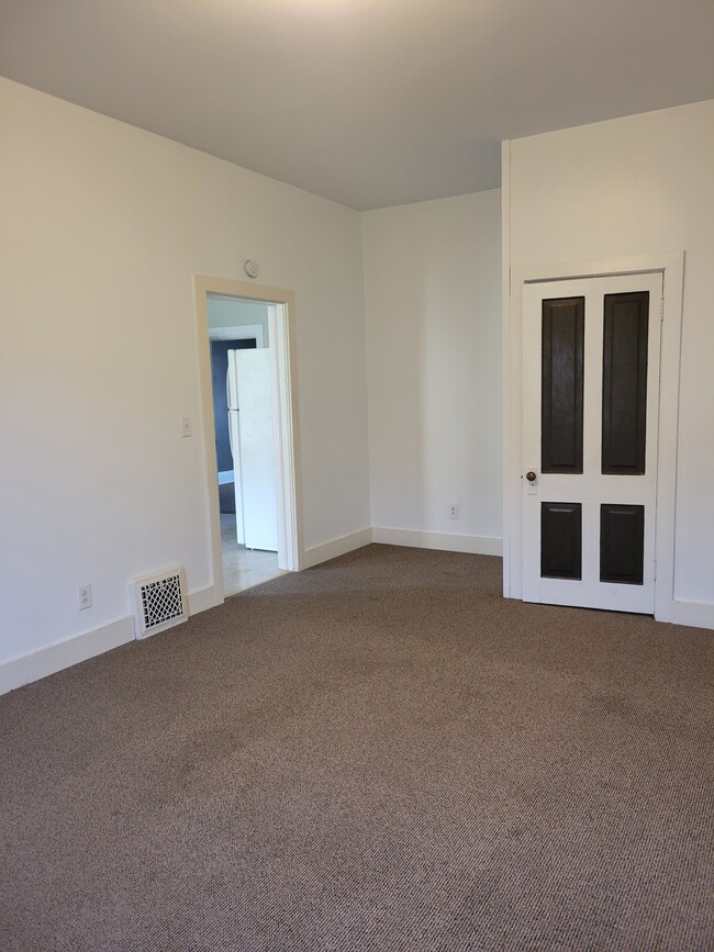 Building Photo - 617 7th Ave