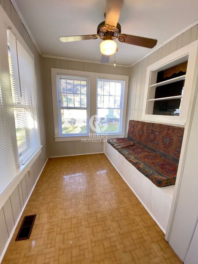 Building Photo - Spacious 3 bedroom  and 1 bath home with FENCED IN BACKYARD located minutes from downtown Spartan...