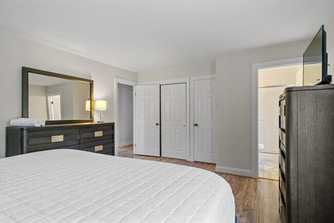 Building Photo - 2 Meadow Ln