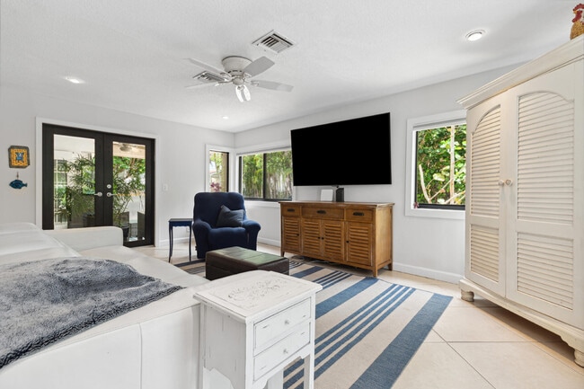 Building Photo - 949 Seagate Dr