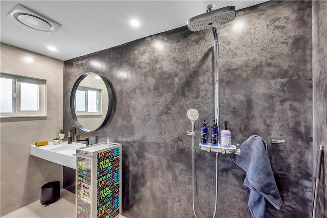 Building Photo - 224 6th Ave N