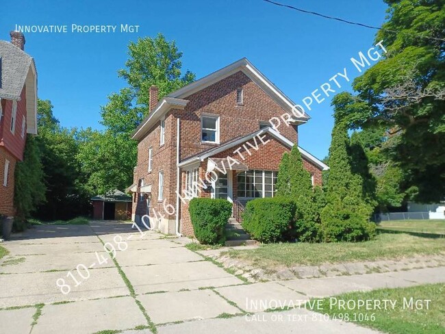 Building Photo - Large 3-4 bedroom home with closed in porch.