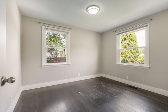 Building Photo - 2129 Crystal Dr
