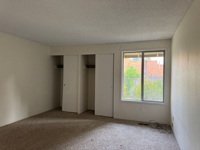 Building Photo - 1440 NW Meadowgreen Pl