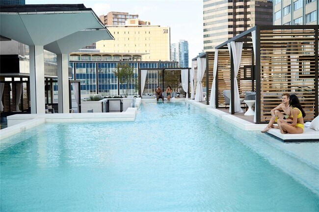 Building Photo - 1402 Elm St