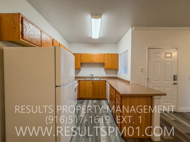 Building Photo - 1 Bed 1 Bath Roseville Condo with Attached Garage