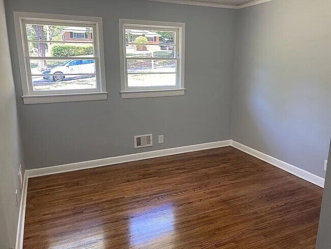 Building Photo - Peaceful home in Forest Acres!