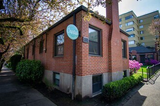 Building Photo - Adorable & Cozy NW 1 Bdr w/Fireplace + Hardwoods!