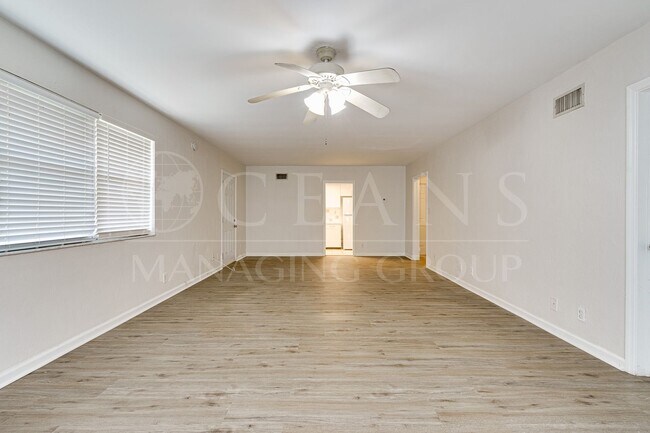 Building Photo - 517 University Blvd