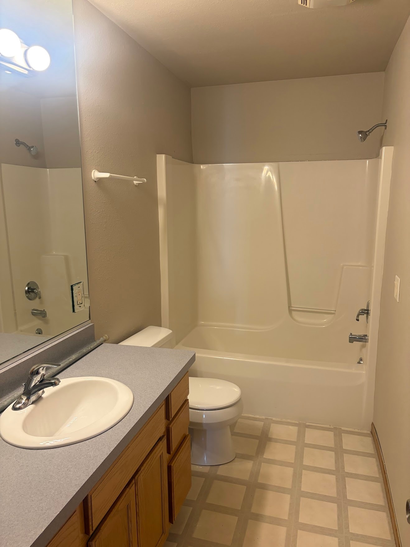 hall bath 2 - 207 Llanos St