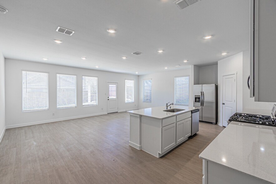 Building Photo - 10005 Warlander Dr