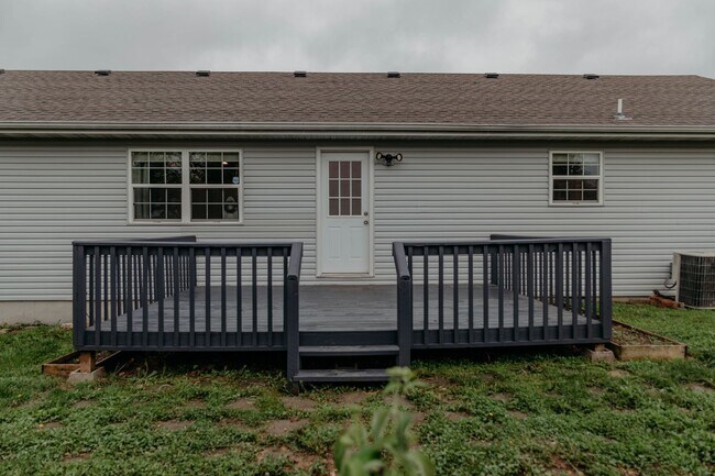 Building Photo - Home with a fence