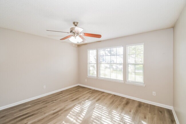 Building Photo - 1841 Quebec Ct