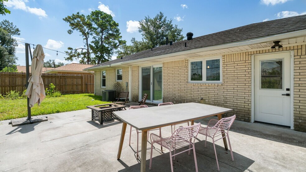 Building Photo - 2206 Stonecrest Dr