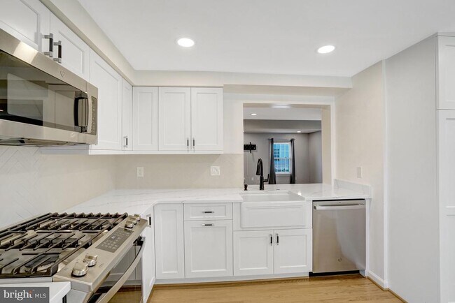 Building Photo - 6063 Hydrangea Dr