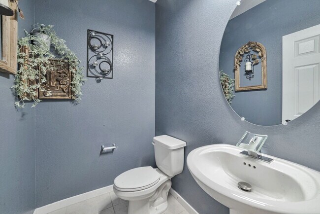 Building Photo - 10937 Parsley Ave