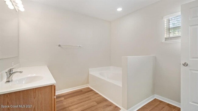 Building Photo - 494 Paigo St SE