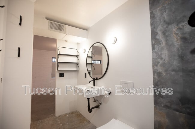 Building Photo - 419 E Lester St