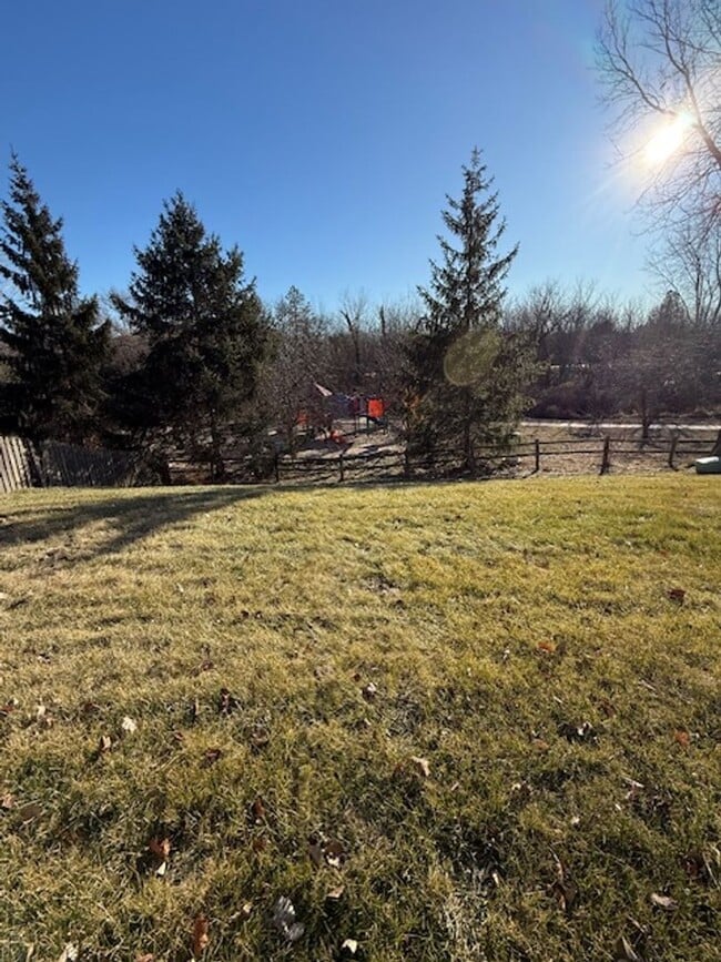 Building Photo - Comfortable & Convenient 3 Bedroom Near Recreation & Trails!!