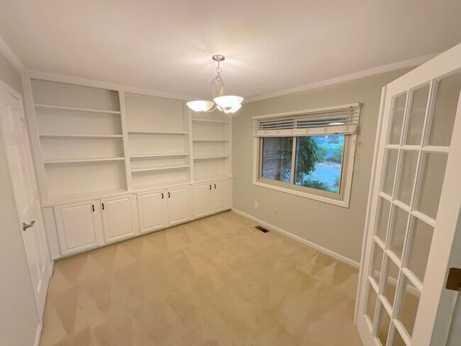 Building Photo - 4 Bedroom Home Available Near S Academy Bl...