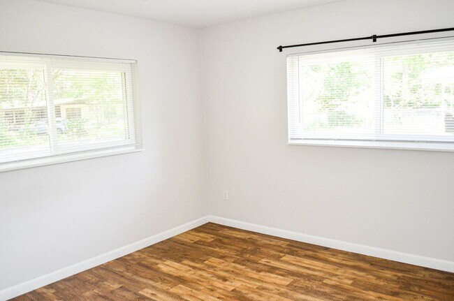 Building Photo - Hazel Heights 3 bedroom 2 bath concrete bl...
